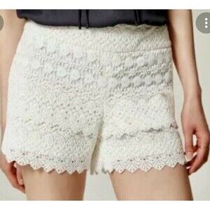Ann Taylor LOFT The Riviera White Lace Short size 2 In Excellent Condition
